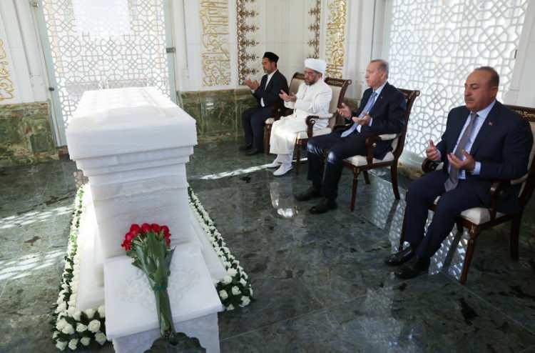 <p>Cumhurbaşkanı Erdoğan, 15 Eylül 2022 Perşembe günü ülkedeki programı çerçevesinde Özbekistan’ın Semerkant kentinde Hazreti Hızır Türbesi’ni ziyaret etti.</p>

<p> </p>
