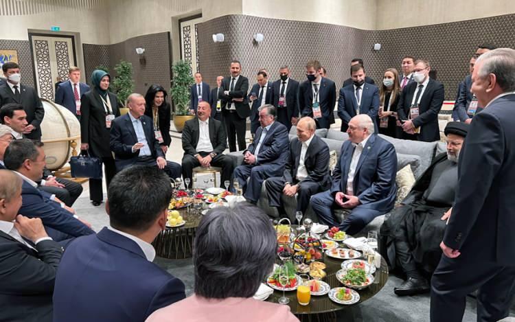 <p>Cumhurbaşkanı Erdoğan, ülkedeki ikili temasları kapsamında, Azerbaycan Cumhurbaşkanı İlham Aliyev, Pakistan Başbakanı Şahbaz Şerif, Çin Devlet Başkanı Şi Cinping, Moğolistan Cumhurbaşkanı Ukhnaagiin Khurelsukh, Hindistan Başbakanı Narendra Modi, Özbekistan Cumhurbaşkanı Şevket Mirziyoyev, Rusya Federasyonu Devlet Başkanı Vladimir Putin ve İran Cumhurbaşkanı İbrahim Reisi ile bir araya geldi.</p>
<p> </p>