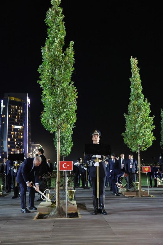 <p>Şanhay İşbirliği Teşkilatı 22. Devlet Başkanları Zirvesi'ne katılan ülkelerin devlet başkanlarıyla ağaç dikme törenine katılan Cumhurbaşkanı Erdoğan, daha sonra liderlerle birlikte kentin yeni inşa edilen ve "Ebedî Şehir" olarak anılan bölgesini gezdi.</p>
<p> </p>