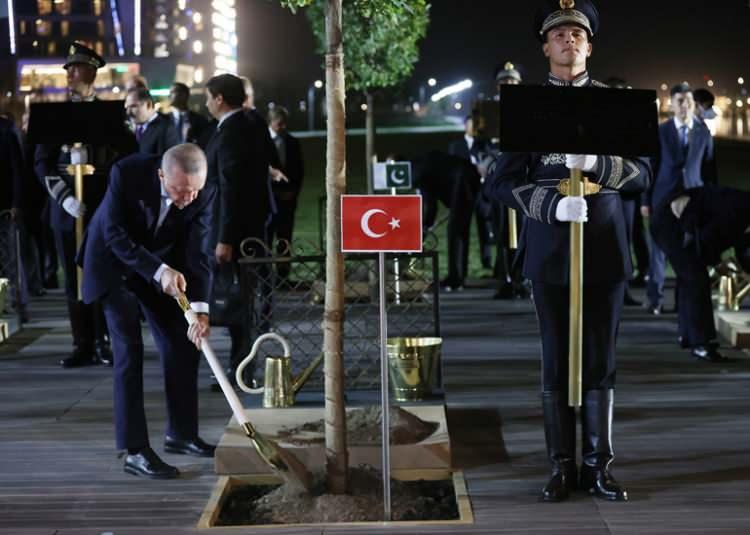 <p>Şanhay İşbirliği Teşkilatı 22. Devlet Başkanları Zirvesi'ne katılan ülkelerin devlet başkanlarıyla ağaç dikme törenine katılan Cumhurbaşkanı Erdoğan, daha sonra liderlerle birlikte kentin yeni inşa edilen ve "Ebedî Şehir" olarak anılan bölgesini gezdi.</p>
<p> </p>