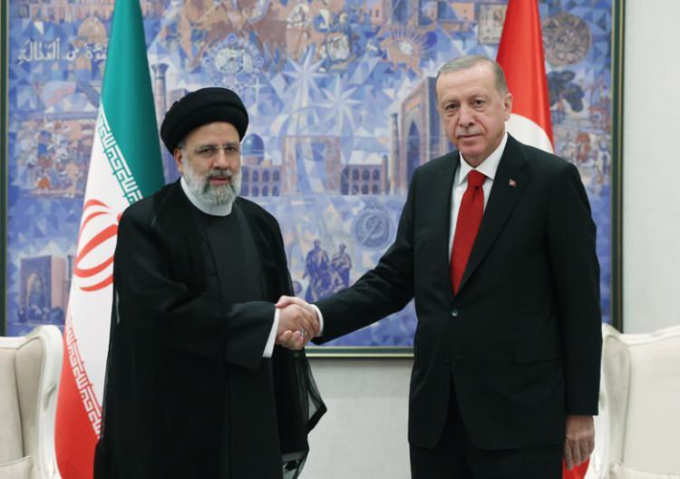 <p>Cumhurbaşkanı Erdoğan, ülkedeki ikili temasları kapsamında, Azerbaycan Cumhurbaşkanı İlham Aliyev, Pakistan Başbakanı Şahbaz Şerif, Çin Devlet Başkanı Şi Cinping, Moğolistan Cumhurbaşkanı Ukhnaagiin Khurelsukh, Hindistan Başbakanı Narendra Modi, Özbekistan Cumhurbaşkanı Şevket Mirziyoyev, Rusya Federasyonu Devlet Başkanı Vladimir Putin ve İran Cumhurbaşkanı İbrahim Reisi ile bir araya geldi.</p>
<p> </p>