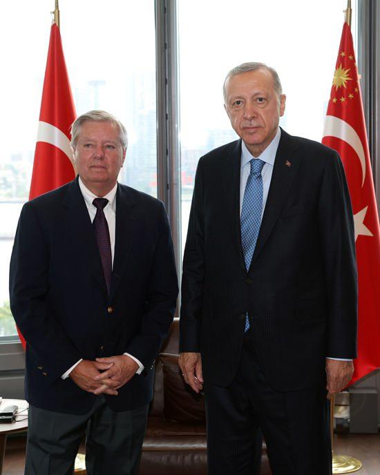 <p>Cumhurbaşkanı Erdoğan, John F. Kennedy Uluslararası Havalimanı’nda Türkiye’nin BM Daimi Temsilcisi Feridun Sinirlioğlu ile Türkiye'nin Washington Büyükelçisi Hasan Murat Mercan ve diğer yetkililer tarafından karşılandı.</p>
<p> </p>