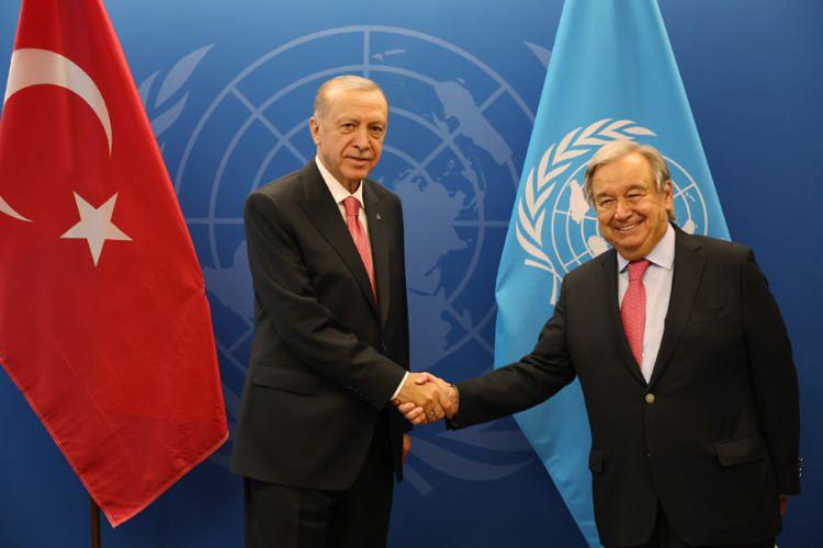 <p>ABD’deki ikili temasları kapsamında Cumhurbaşkanı Erdoğan; ABD’li Senatör Chris Coons, Libya Başkanlık Konseyi Başkanı Muhammed Yunus el-Menfi, ABD'li Senatör Lindsey Graham, Yemen Başkanlık Konseyi Başkanı Reşad Muhammed el-Alimi, Guatemala Cumhurbaşkanı Alejandro Giammattei, Gürcistan Başbakanı İrakli Garibaşvili, Dünya Yahudi Kongresi Başkanı Ronald Lauder, Almanya Başbakanı Olaf Scholz, BM Genel Sekreteri Antonio Guterres, Ürdün Kralı II. Abdullah, İsrail Başbakanı Yair Lapid, FIFA Başkanı Gianni Infantino, Japonya Başbakanı Fumio Kişida, Avusturya Cumhurbaşkanı Alexander Van der Bellen, ABD’li Senatör James Risch, Lübnan Başbakanı Necip Mikati, Birleşik Krallık Başbakanı Elizabeth Truss, Polonya Cumhurbaşkanı Andrzej Duda ve Kuzey Kıbrıs Türk Cumhuriyeti (KKTC) Cumhurbaşkanı Ersin Tatar ile ayrı ayrı bir araya geldi.</p>
<p> </p>