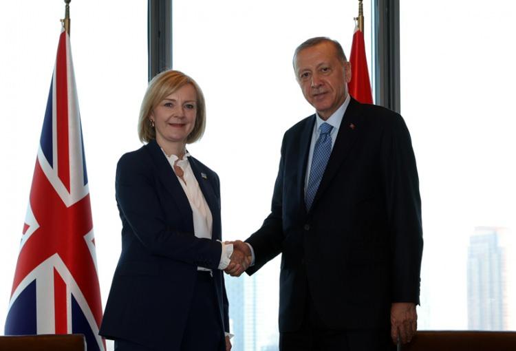 <p>ABD’deki ikili temasları kapsamında Cumhurbaşkanı Erdoğan; ABD’li Senatör Chris Coons, Libya Başkanlık Konseyi Başkanı Muhammed Yunus el-Menfi, ABD'li Senatör Lindsey Graham, Yemen Başkanlık Konseyi Başkanı Reşad Muhammed el-Alimi, Guatemala Cumhurbaşkanı Alejandro Giammattei, Gürcistan Başbakanı İrakli Garibaşvili, Dünya Yahudi Kongresi Başkanı Ronald Lauder, Almanya Başbakanı Olaf Scholz, BM Genel Sekreteri Antonio Guterres, Ürdün Kralı II. Abdullah, İsrail Başbakanı Yair Lapid, FIFA Başkanı Gianni Infantino, Japonya Başbakanı Fumio Kişida, Avusturya Cumhurbaşkanı Alexander Van der Bellen, ABD’li Senatör James Risch, Lübnan Başbakanı Necip Mikati, Birleşik Krallık Başbakanı Elizabeth Truss, Polonya Cumhurbaşkanı Andrzej Duda ve Kuzey Kıbrıs Türk Cumhuriyeti (KKTC) Cumhurbaşkanı Ersin Tatar ile ayrı ayrı bir araya geldi.</p>
<p> </p>