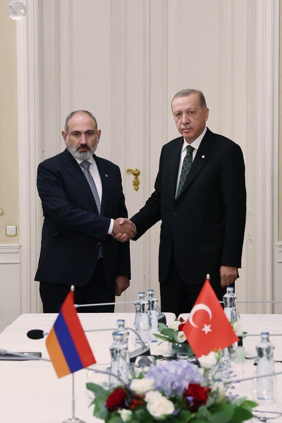 <p>Cumhurbaşkanı Erdoğan, toplantı öncesinde Azerbaycan Cumhurbaşkanı İlham Aliyev ve Ermenistan Başbakanı Nikol Paşinyan ile bir süre sohbet etti. Cumhurbaşkanı Erdoğan, Macaristan Başbakanı Viktor Orban ve Fransa Cumhurbaşkanı Emmanuel Macron ile de ayaküstü konuştu.</p>
<p> </p>