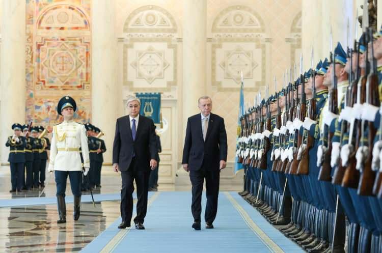 <p>Cumhurbaşkanı Recep Tayyip Erdoğan, Türkiye-Kazakistan Yüksek Düzeyli Stratejik İşbirliği Konseyi 4. Toplantısı ile Asya’da İşbirliği ve Güven Artırıcı Önlemler Konferansı’na katılmak üzere 12-13 Ekim 2022 tarihlerinde Kazakistan’a bir ziyaret gerçekleştirdi.</p>
<p> </p>