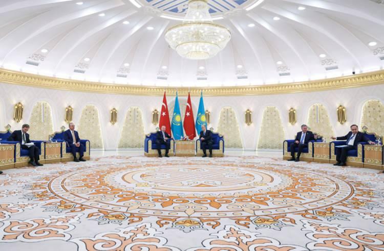 <p>Cumhurbaşkanı Erdoğan, Akorda Cumhurbaşkanlığı Sarayı'nda, Kazakistan Cumhurbaşkanı Kasım Cömert Tokayev tarafından resmî törenle karşılandı.</p>
<p> </p>