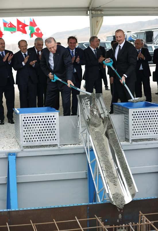 <p>Cumhurbaşkanı Erdoğan ve Azerbaycan Cumhurbaşkanı Aliyev daha sonra Azerbaycan Kumlak Tren İstasyonu temel atma törenine iştirak etti.</p>

<p> </p>
