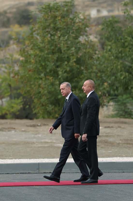 <p>Cumhurbaşkanı Erdoğan, Azerbaycan'ın Cebrayıl şehrinde, Cumhurbaşkanı Aliyev tarafından resmî törenle karşılandı. Törenin ardından iki lider baş başa görüşmeye geçti.</p>

<p> </p>
