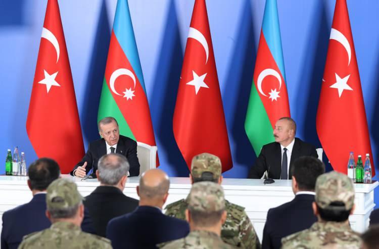 <p>Daha sonra Cumhurbaşkanı Erdoğan ve Azerbaycan Cumhurbaşkanı Aliyev ortak basın toplantısı düzenledi.</p>

<p> </p>
