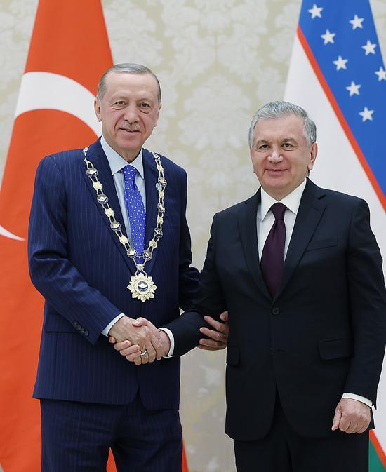 <p>Cumhurbaşkanı Erdoğan’a, Özbekistan Cumhurbaşkanı Şevket Mirziyoyev tarafından Yüksek Düzeyli İmam Buhari Nişanı takdim edildi.</p>

<p> </p>
