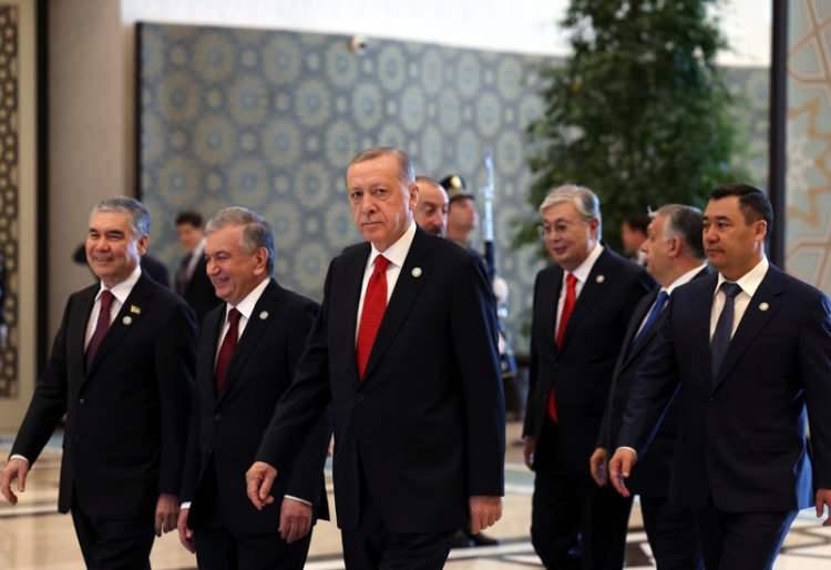 <p>Cumhurbaşkanı Erdoğan, 11 Kasım 2022 Cuma günü Özbekistan’ın tarihî Semerkant şehrinde düzenlenen Türk Devletleri Teşkilatı Devlet Başkanları 9. Zirvesi’ne katıldı ve zirvede bir konuşma gerçekleştirdi.</p>

<p> </p>
