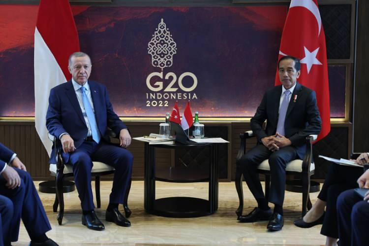 <p>Ziyaretin ilk gününde Endonezya Devlet Başkanı Joko Widodo ile görüşen Cumhurbaşkanı Erdoğan, G20 Liderler Zirvesi’ne katıldı. G20 Liderler Zirvesi’nin resmî öğle yemeğinin ardından yapılan oturumda Cumhurbaşkanı Erdoğan, bir konuşma gerçekleştirdi.</p>

<p> </p>

