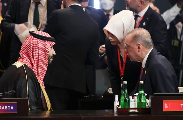 <p>Cumhurbaşkanı Erdoğan, T&uuml;rkiye, Meksika, Endonezya, G&uuml;ney Kore ve Avustralya'dan oluşan kıtalar arası gayrı resm&icirc; istişare ve eş g&uuml;d&uuml;m platformu MIKTA &uuml;yesi &uuml;lkelerin devlet başkanlarıyla da bir araya geldi.</p>

<p>&nbsp;</p>
