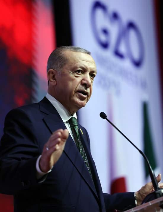 <p>Cumhurbaşkanı Erdoğan, Endenozya&rsquo;nın Bali Adası&rsquo;nda d&uuml;zenlenen G20 Liderler Zirvesi sonrası basın toplantısı d&uuml;zenleyerek a&ccedil;ıklamalarda bulundu.</p>

<p>&nbsp;</p>
