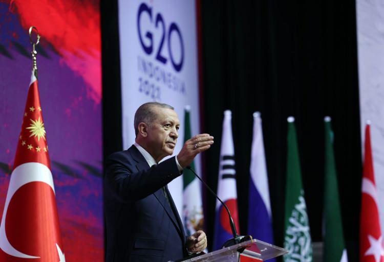 <p>Cumhurbaşkanı Erdoğan, Endenozya&rsquo;nın Bali Adası&rsquo;nda d&uuml;zenlenen G20 Liderler Zirvesi sonrası basın toplantısı d&uuml;zenleyerek a&ccedil;ıklamalarda bulundu.</p>

<p>&nbsp;</p>
