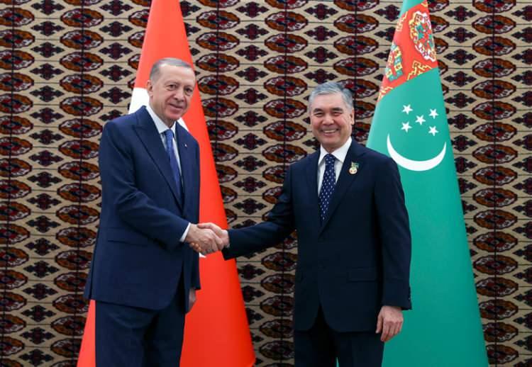 <p>Cumhurbaşkanı Recep Tayyip Erdoğan, T&uuml;rkiye-Azerbaycan-T&uuml;rkmenistan Devlet Başkanları Zirvesi&rsquo;ne katılmak &uuml;zere 13-14 Aralık 2022 tarihlerinde T&uuml;rkmenistan&rsquo;a bir ziyaret ger&ccedil;ekleştirdi.</p>

<p>&nbsp;</p>
