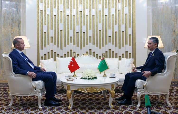 <p>Cumhurbaşkanı Erdoğan, T&uuml;rkmenbaşı Uluslararası Havalimanı&rsquo;nda, Dışişleri Bakanı Mevl&uuml;t &Ccedil;avuşoğlu, Enerji ve Tabii Kaynaklar Bakanı Fatih D&ouml;nmez, Ulaştırma ve Altyapı Bakanı Adil Karaismailoğlu, T&uuml;rkmenistan Dışişleri Bakanı Raşid Meredov, T&uuml;rkiye&rsquo;nin Aşkabat B&uuml;y&uuml;kel&ccedil;isi Togan Oral ile diğer ilgililer tarafından karşılandı.</p>

<p>&nbsp;</p>
