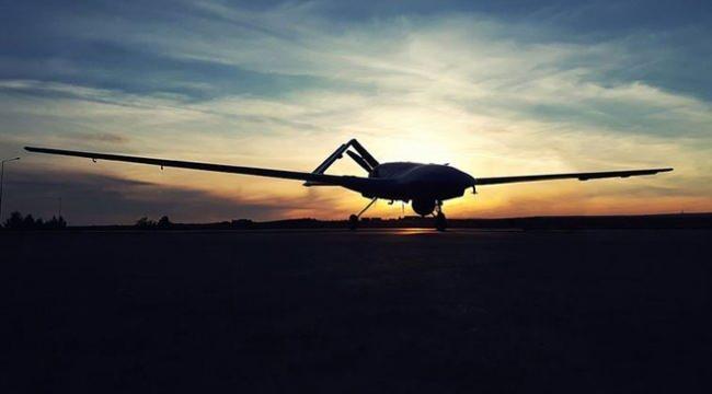 <p>Türkiye'yi 2004'te ilk robot uçakla tanıştırdıklarını, mini İHA'nın hayatta kaldıklarını dile getiren Bayraktar, 6 kilodan başlayan ve şu anda 6 tona ulaşan bir kapanış imza attıklarını anlattı.</p>

<p> </p>

