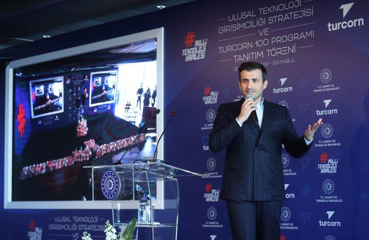 <p>Törende konuşan Bayraktar, Baykar'da ve Türkiye Teknoloji Takımı'nda yola çıktıkları ilk günden beri, "Bugünün değil yarının, 10-15 yıl sonrasının yarışlarına devam etmeye hazır ve alanda dünyada en iyi olmayı hedefle." Görüntüyle hareket ettiklerimizi söyledi.</p>

<p> </p>

