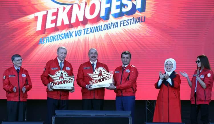 <p>Bayraktar, Türkiye'nin, onların tüm diğer sivil varlıklarına da zararsızlığa yol açacak şekilde lider olması için TEKNOFEST'i işlettiklerine işaret ederek ilk yıl 20 bin çocuklarına başvurdukları, bu sene 1'in üzerindeki fazla öğrencisi 40'ı aşkın yarışmasında mücadele etmek için başvurdukları, onları geleceğini Aziz Sancarları söyledi.</p>

<p> </p>
