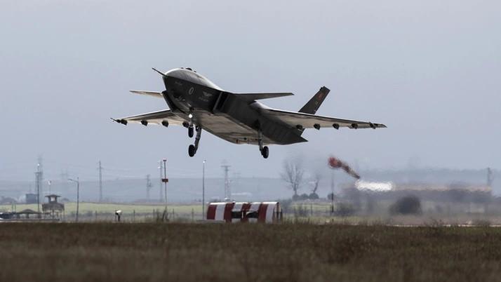 <p>İlk test uçuşunu havada 5 saat kalmak suretiyle başarıyla gerçekleştiren insansız jet savaş uçağımız KIZILELMA’da gelinen son durum değerlendirildi. </p>
