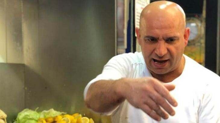 <p><strong>Her yerde tanınmaya başlayan ve büyük bir popülerlik elde eden Ali Usta, değişik konularla da gündeme gelmeyi başarmıştı.</strong></p>