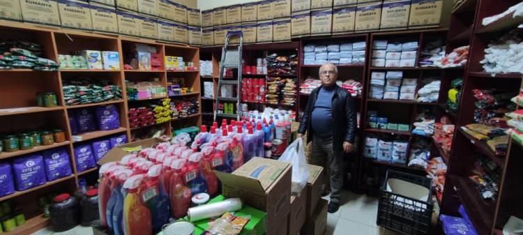<p>Bursa'da cami dernek başkanının sevgi markete çevirdiği dükkana gelen ailelere ihtiyaç duydukları her şey ücretsiz veriliyor.</p>
