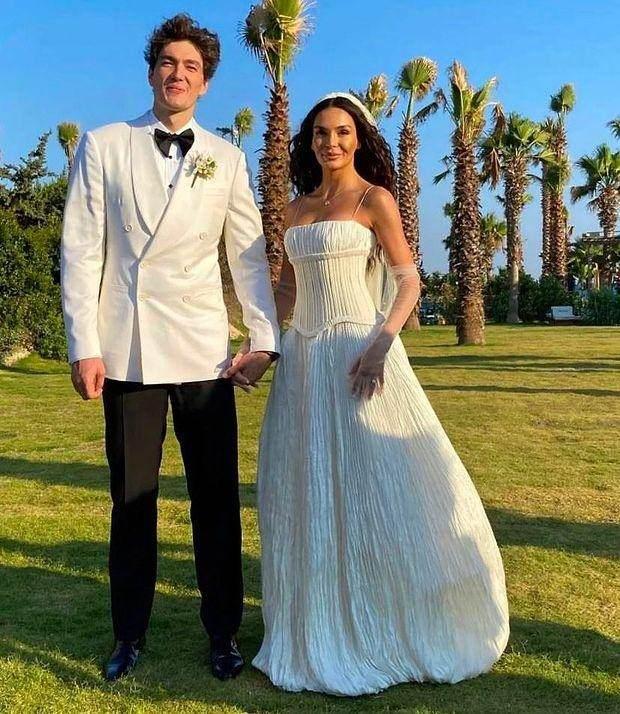 <p><span style="color:#FF0000"><strong>EBRU ŞAHİN </strong></span></p>
<p><span style="color:#000000"><strong>NBA yıldızı Cedi Osman ile geçtiğimiz yaz Makedonya'nın Ohrid Gölü'nde nikah masasına oturan Ebru Şahin, İzmir Çeşme'de de görkemli bir düğün yapmayı tercih etmişti.</strong></span></p>