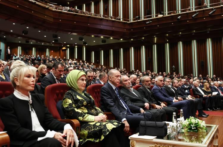 <p>Cumhurbaşkanı Recep Tayyip Erdoğan, 2022 yılı Cumhurbaşkanlığı Kültür ve Sanat Büyük Ödülleri Töreni’nde konuştu. Erdoğan, "Bizim medeniyetimiz bir aşk medeniyetidir. Üzerinde yaşadığımız coğrafya şairleri sultan, sultanları şair kılan, kudretin kelamdan ve kalemden neşet ettiği mümbit topraklardır" dedi.</p>
