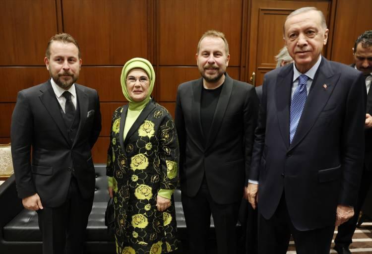 <p>Cumhurbaşkanı Recep Tayyip Erdoğan ve eşi Emine Erdoğan, Beştepe Millet Kongre ve Kültür Merkezi'nde düzenlenen Cumhurbaşkanlığı Kültür ve Sanat Büyük Ödülleri Töreni'ne katılarak Şef Yunus Emre Akkor ve Ömür Akkor ile sohbet etti.</p>

<p> </p>
