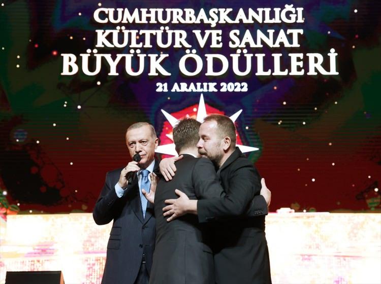 <p><strong>ERDOĞAN, AKKOR KARDEŞLERI BARIŞTIRDI</strong></p>

<p>Cumhurbaşkanı Erdoğan, ödüllerini takdim ettiği Akkor kardeşleri sahnede barıştırdı. Ömür Akkor’a evlenmesi tavsiyesinde bulunan Erdoğan, Akkor’a düğününe katılma sözü de verdi.</p>
