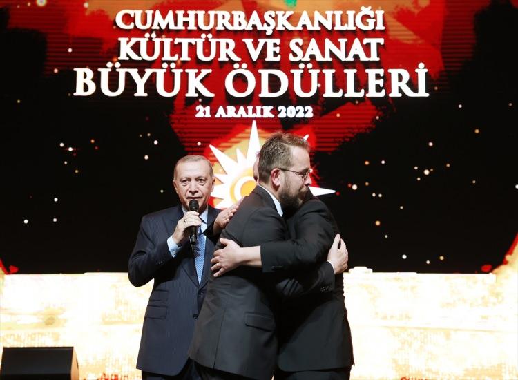 <p>Cumhurbaşkanı Erdoğan, Akkor kardeşlerden sarılmalarını isteyerek, "Artık dargınlık yok tamam mı? Söz tamam mı? Bundan sonra biriz, beraberiz, iriyiz, kardeşiz ve hep birlikte Türkiye'yiz” dedi.</p>