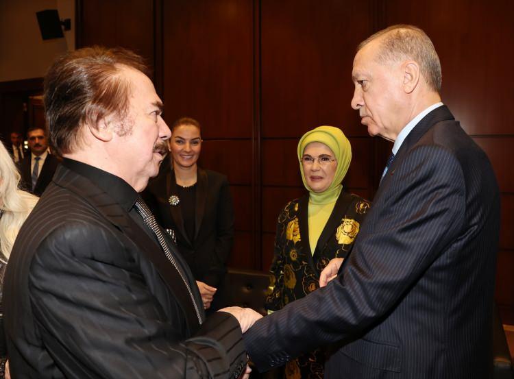 <p>Cumhurbaşkanı Recep Tayyip Erdoğan ve eşi Emine Erdoğan, Cumhurbaşkanlığı Kültür ve Sanat Büyük Ödülleri Töreni'ne katıldı. Cumhurbaşkanı Erdoğan, sanatçı Orhan Gencebay'la sohbet etti.</p>
