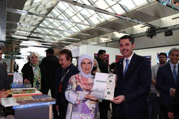 <p>Başkan Recep Tayyip Erdoğan’ın eşi Emine Erdoğan, "<strong>3. Sıfır Atık Zirvesi ve Ödül Töreni</strong>"nin yapıldığı alanda kurulan İklim ve Gençlik temasıyla hazırlanan stantları tek tek ziyaret ederek yapılan çalışmalarla ilgili bilgi aldı. Emine Erdoğan’a Çevre, Şehircilik ve İklim Değişikliği Bakanı Murat Kurum, Enerji ve Tabii Kaynaklar Bakanı Fatih Dönmez, Gençlik ve Spor Bakanı Mehmet Kasapoğlu ve Millî Eğitim Bakanı Mahmut Özer eşlik etti.</p>
