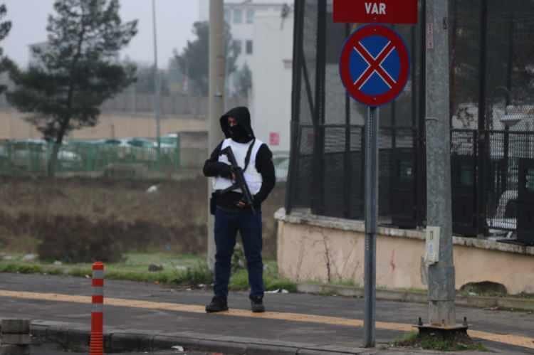 <div>MİDİBÜSÜ GEÇ FARK ETMİŞ</div>

<div> </div>

<div>Polis midibüsünün Diyarbakır- Mardin kara yolu üzerinden geçişi sırasında terörist Ferhat Aksoy’un havanın sisli olması nedeniyle bombayı geç patlattığı ortaya çıktı. Aksoy’un sis nedeniyle midibüsü geç fark ettiği ve bombalı aracın yanından geçtiği ana denk getiremediği, böylece faciadan dönüldüğü belirtilirken, patlamanın şiddetiyle zırhlı midibüs içinde bulunan polislerin savrulduğu, dış kaplamada hasar meydana geldiği ve sürücünü</div>
