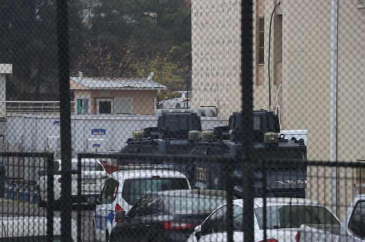 <p>20 metre kadar ilerledikten sonra yol kenarında midibüsü durdurduğu öğrenildi. Patlamanın basıncıyla, zırhlı ekip midibüsünün kapılarında basınç kaynaklı sıkışma olduğu ve polislerin ikinci bir saldırı olmasına karşı araç içerisinde tutularak araçtan inmemeleri yönünde kendilerine uyarılar yapıldığı belirtildi. Polislerin, güvenlik güçlerinin olay yerine sevkinin ardından midibüsten çıkarılıp, tedbir amaçlı hastaneye götürüldükleri öğrenildi.</p>
