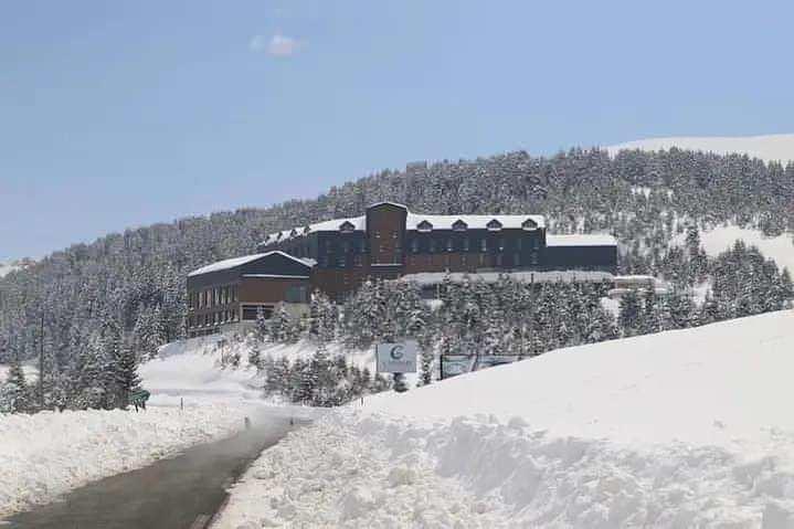 <p>Kar yağışı Bayburt'ta kent merkezini beyaza bürüdü, Artvin'in Şavşat ilçesine ise mevsimin ilk karı düştü. </p>
