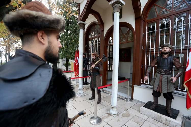 <p>Bursa'da, Osmanlı Devleti'nin kurucusu Osman Gazi'nin türbesinin girişinde alp kıyafetleriyle saygı nöbeti tutan jandarma personeli ecdadın ruhunu yaşatıyor.</p>
