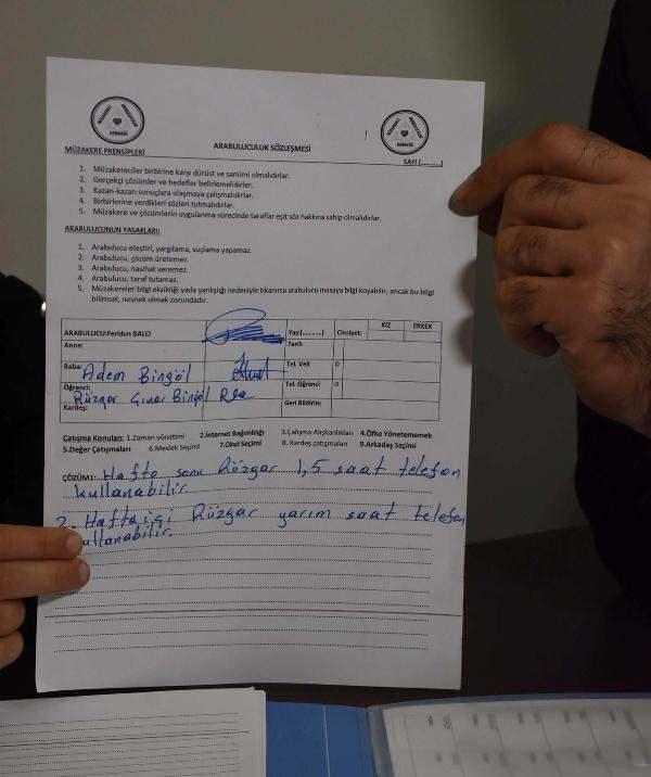 <p> Bugün de böyle bir çözüm ürettik. 2006 yılında çalıştığım lisede müzakere ara buluculuk projesi yaptık. Eğitim ortamında öğrenciler kendi yaşadıkları çatışmaları kendi akranlarının yardımıyla ara buluculuk yapıp, çözüyorlardı. Adem o dönemden öğrencim. Okulumuzda sık sık fiziksel şiddete dayalı kavgalar yaşanıyordu. Adem, 16 yıl önce bir okulda uzlaşma kültürüne şahit olmasaydı aklına bu çözüm gelmeyebilirdi. Bunu örgün eğitim kurumlarında yaygınlaştırmalıyız. Toplumsal yaşamın her alanında diyaloğa, uzlaşmaya, müzakereye açık nesiller yetiştirmek gerektiğini düşünüyorum."</p>