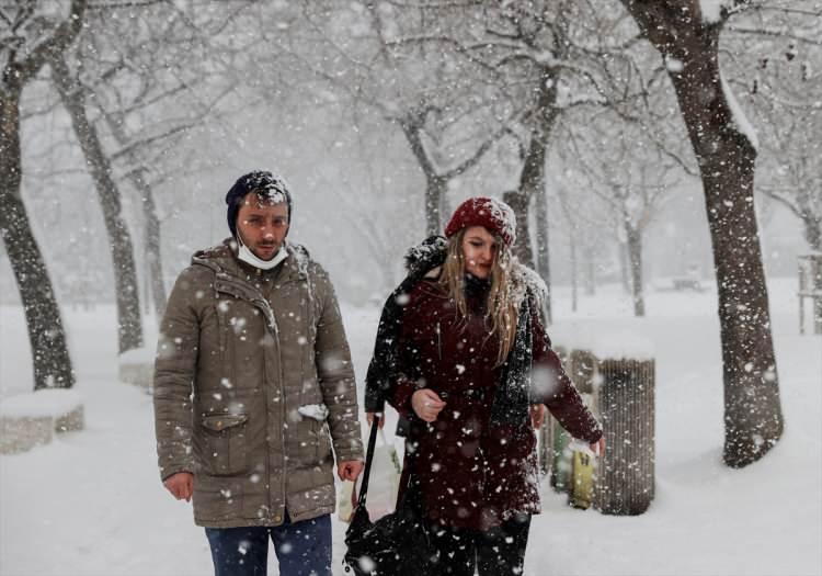 <p>Paylaşımda, <strong>"Meteorolojinin değerlendirmelerine göre, Marmara Denizi'nde rüzgar bugün ilk saatlerden itibaren kuzey ve kuzeydoğu yönlerden 6 ila 8 kuvvetinde (50-75 km/sa) fırtına şeklinde esecek. Fırtınanın yarın akşam saatlerinden sonra etkisini kaybetmesi bekleniyor."</strong> ifadelerine yer verildi</p>
