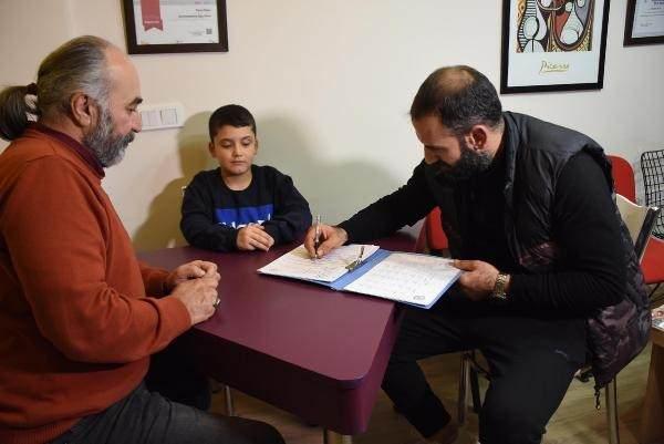 <p><strong>KAZAN- KAZAN ÇÖZÜMLER</strong></p>
<p>Aynı zamanda 29 yıllık felsefe öğretmeni olan Müzakereci Arabulucular Derneği Başkanı Feridun Balcı, derslerinde kullandığı yöntem sayesinde çok sayıda çatışmayı çözdüğünü söyledi. Bu eğitim yılı sonunda emekliye ayrılmaya hazırlanan Balcı, dernek işlerine ağırlık vermek istediğini belirterek, "Son yıllarda ülkemizde ebeveynlerle çocukları arasında çok sık anlaşmazlıklar yaşanıyor. Çocuklar ebeveynleriyle eşit söz hakkına sahip şekilde masaya oturup uzlaşmaya çalışıyorlar. Biz de sorduğumuz sorularla onları yönlendiriyoruz. Bu defa da öyle oldu. Rüzgar, hafta sonu 1,5 saat, hafta içi ise yarım saat internet kullanımıyla kabul etti. Babası da bunu onayladı. Müzakere sonucu uzlaştılar" dedi.</p>