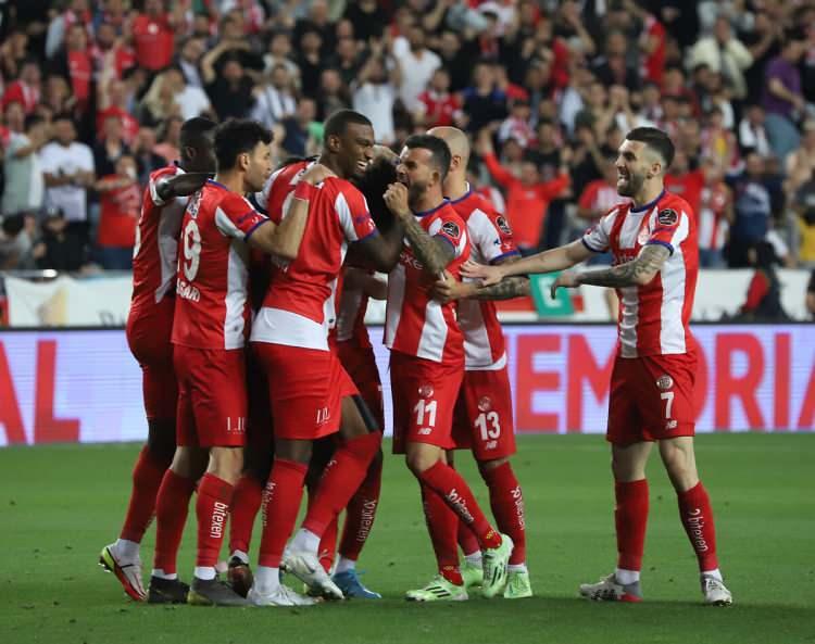 <p>Antalyaspor - 70 bin dolar</p>
