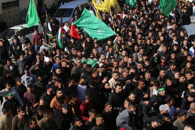 <p>Filistinli gencin naaşı binlerce kişinin katıldığı cenaze töreninin ardından kentteki mezarlığa defnedildi. Törene katılanlar Filistin bayraklarını taşıdı ve İsrail'in "ihlallerini" kınayan sloganlar attı.</p>
