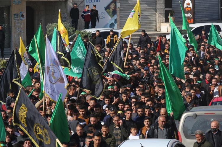 <p>Filistin haber ajansı WAFA'nın haberine göre, İsrail askerleri, Nablus'taki "Yusuf Makamı" adlı yere gayrimeşru Yahudi yerleşimcilerin girişini güvence altına almak amacıyla baskın yaptı.</p>
