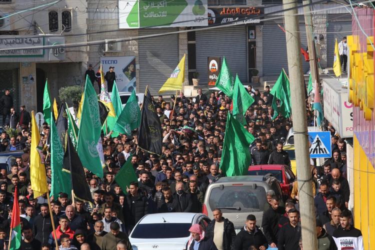 <p>Baskına karşı çıkan Filistinli gençlere İsrail askerleri, yoğun göz yaşartıcı gaz ve ses bombaları, gerçek ve plastik mermilerle müdahalede bulundu. Kullanılan yoğun gaz nedeniyle 19 kişi boğulma tehlikesi yaşadı.</p>
