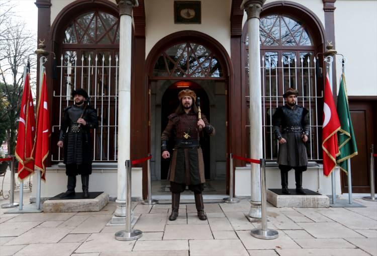 <p>Türbedeki ilk saygı nöbetine, ecdadın ruhunun yaşatılabilmesi amacıyla Bursa'nın düşman işgalinden kurtuluşunun 98'inci yıl dönümü etkinlikleri kapsamında 11 Eylül 2020'de başlandığını anlatan Çınar, şöyle konuştu:</p>

<p>"Saygı nöbetçileri 1,80 metre boy ve üzeri, en az 70, en fazla 90 kilogram ağırlığında olan özellikle istekli ve gönüllü personeller arasından seçilmektedir. </p>
