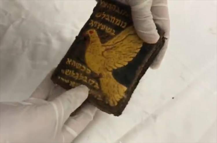 <p>700 yıllık olduğu değerlendirilen el yazması Tevrat'ın, Giresun Müze Müdürlüğüne teslim edildiği ve olayla ilgili soruşturmanın sürdürüldüğü bildirildi.</p>
