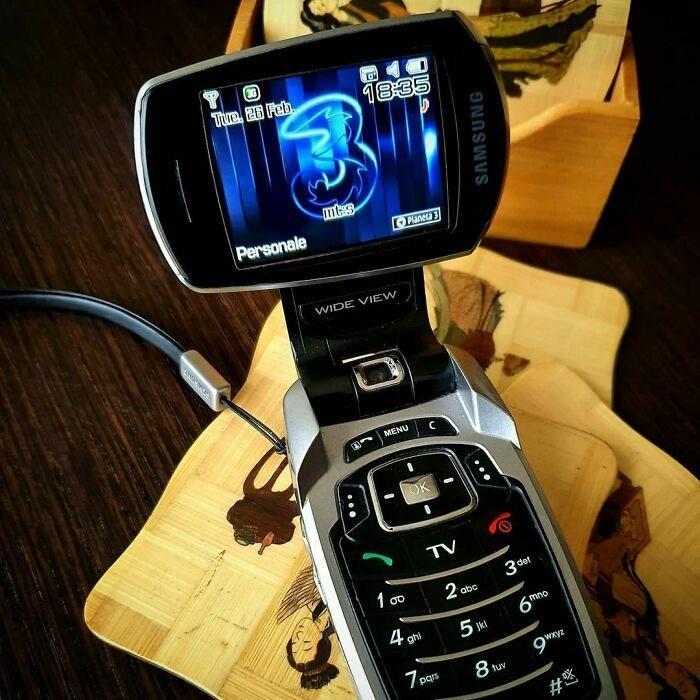 <p>Televizyon mu? Telefon mu? Samsung P910 TV</p>