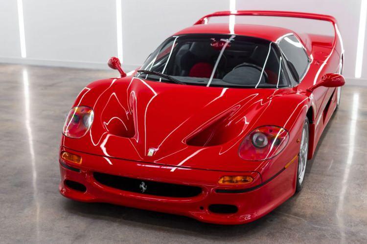 <p>Ferrari'nin 50. yıl dönümünü kutlamak için üretilen F50, Ferrari'nin o zamanlar ürettiği Formula 1 aracına en benzeyen otomobildi. </p>
